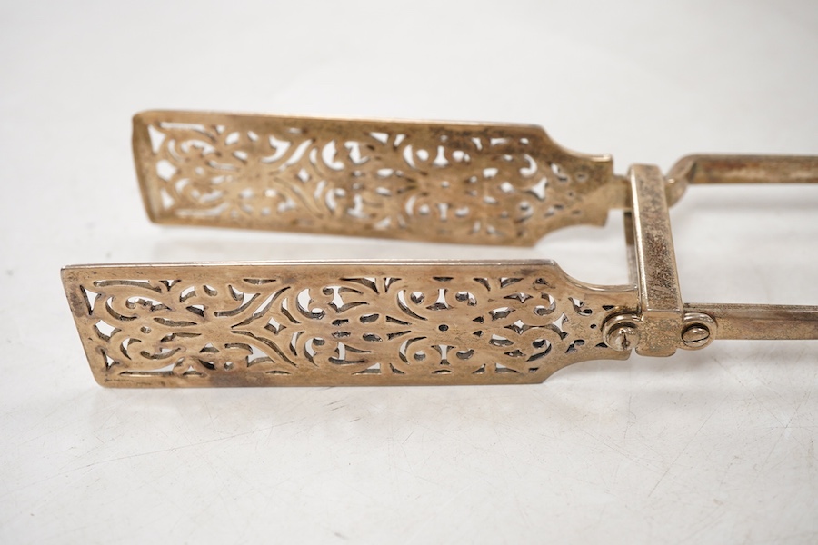 A pair of Victorian silver fiddle pattern asparagus servers, Francis Higgins, London, 1861, 24.5cm.